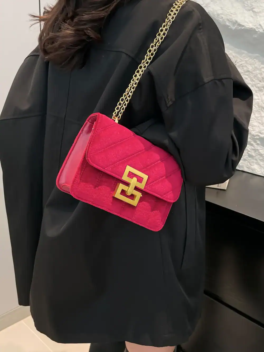Quilted shoulder bag detail