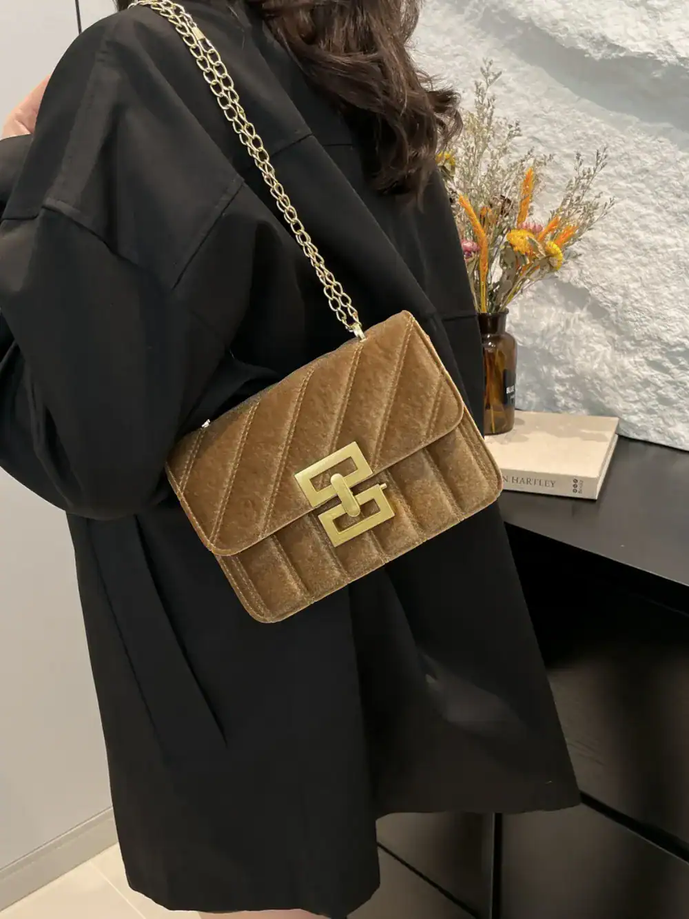 Chain shoulder bag colour option
